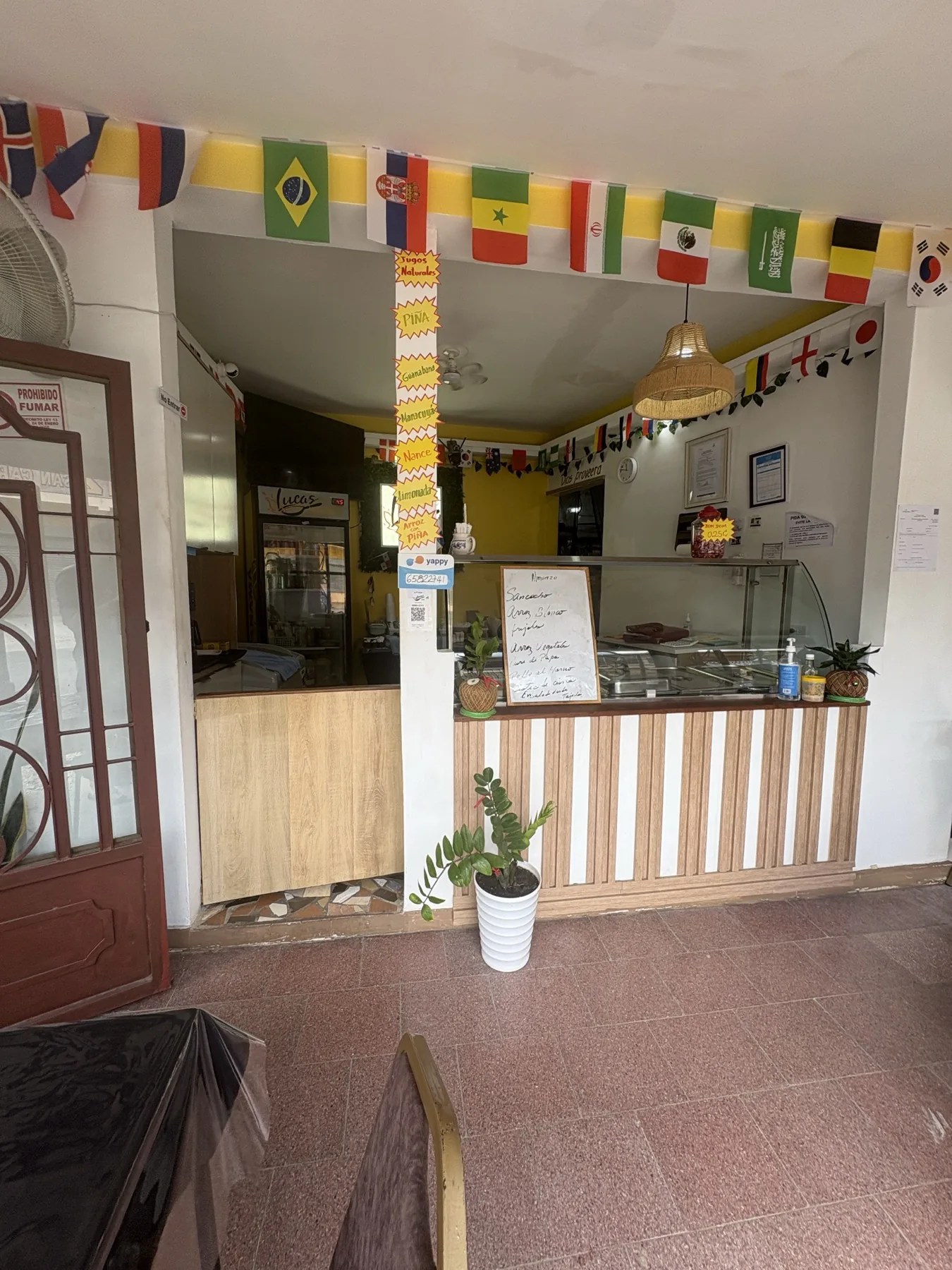 Mostrador con menú, banderas y bandejas de servicio cubiertas.